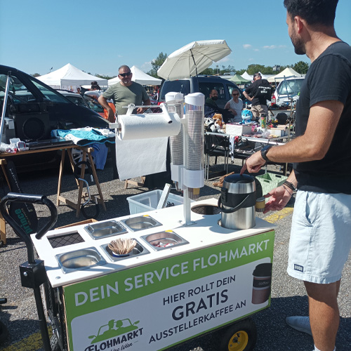 Servive Mitarbeiter bei der Tischausgabe