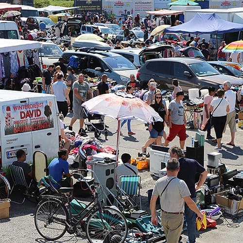 Foto von gut besuchten Flohmarkttag im Autokino