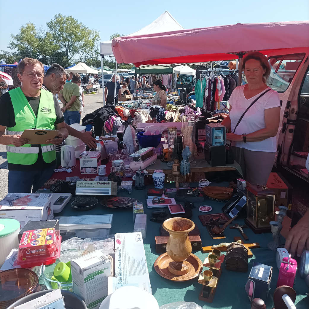 Nette Aussteller am Flohmartkstand