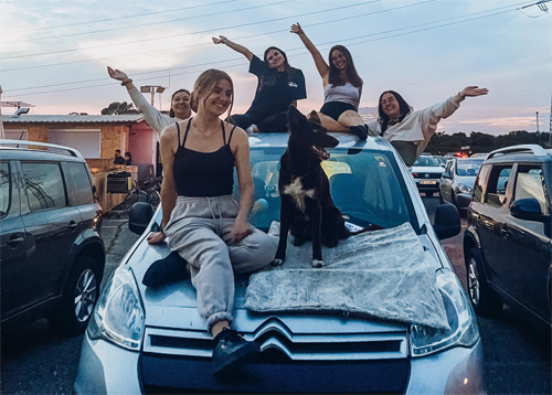 Mädelsausflug mit Hund mitnehmen Kino Wien. Autokino.