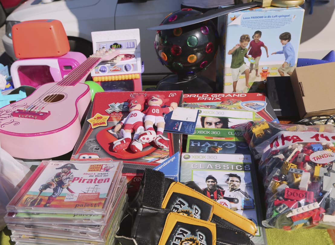 Kinderspielzeug auf dem Flohmarkt im Autokino