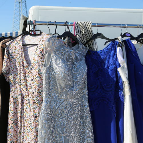 Kleidungsstück verkauf. Mit Kleiderständer am Flohmarkt