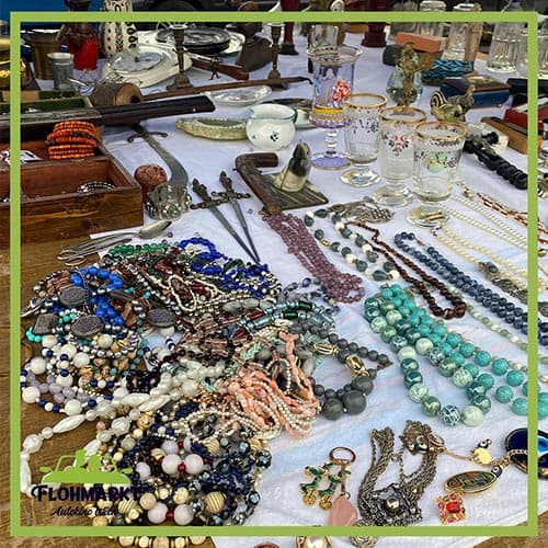 Flohmarkt mit schönem Schmuck zum verkaufen