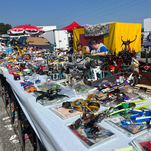 Schön sortierter Kinderflohmarktstand. Mit Checkliste.