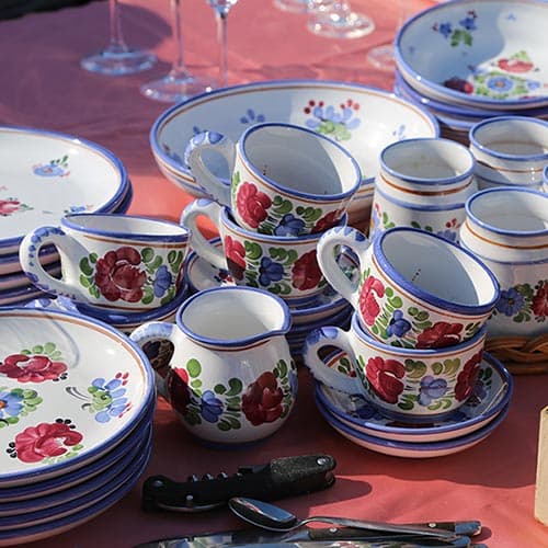 Wunderschönes Geschirr. Nachhaltigkeit am Flohmarkt Schönes Geschirr. Wiederverwenden statt verschwenden. Nachhaltig verkaufen am Flohmarkt