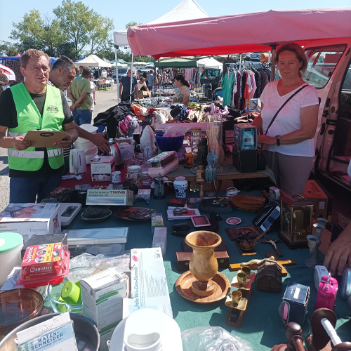 Bemühter Flohmarkt Mitarbeiter hilft Aussteller