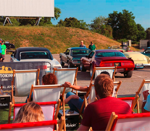 Gemuetlich im Liegestuhl. Das Sommer Kino Erlebnis in Wien im Autokino