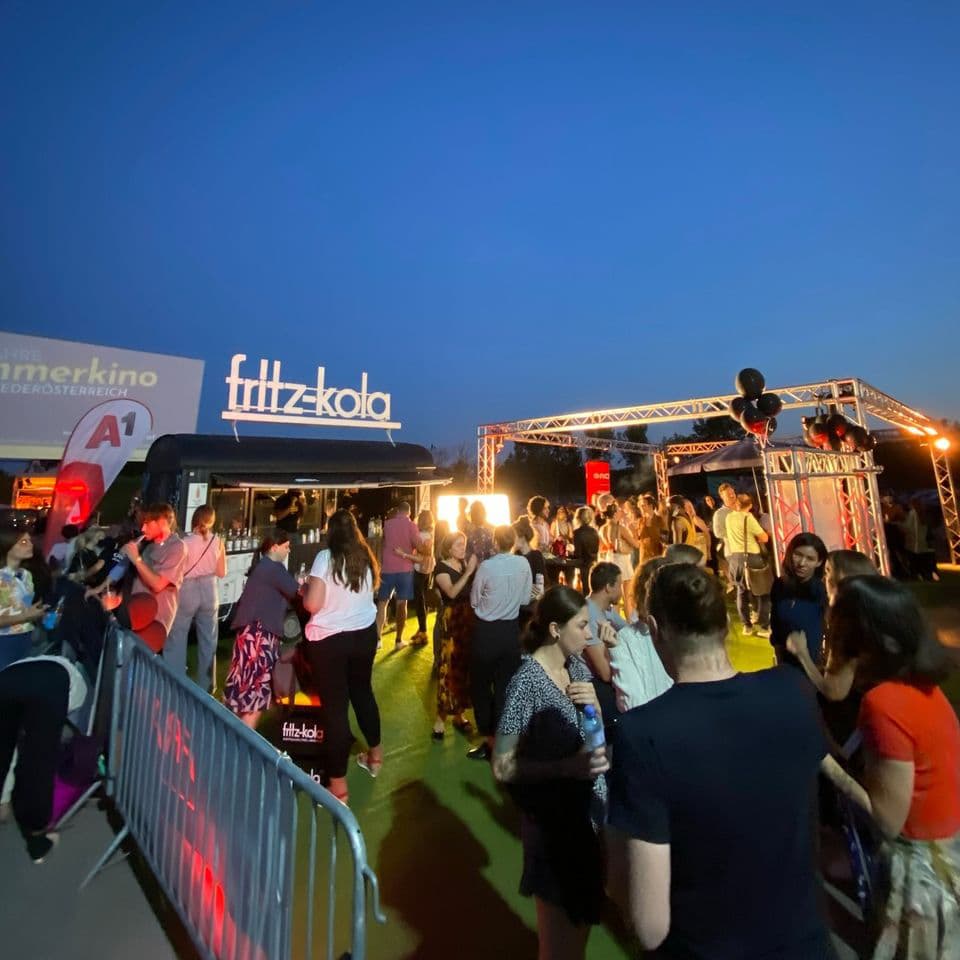 event_gaeste_in_lounge_eventlocation_autokino glueckliche_event_besucher_eventlocation_autokino