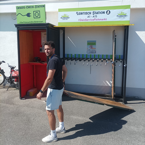 Kunde beim Flohmarkttisch leihen